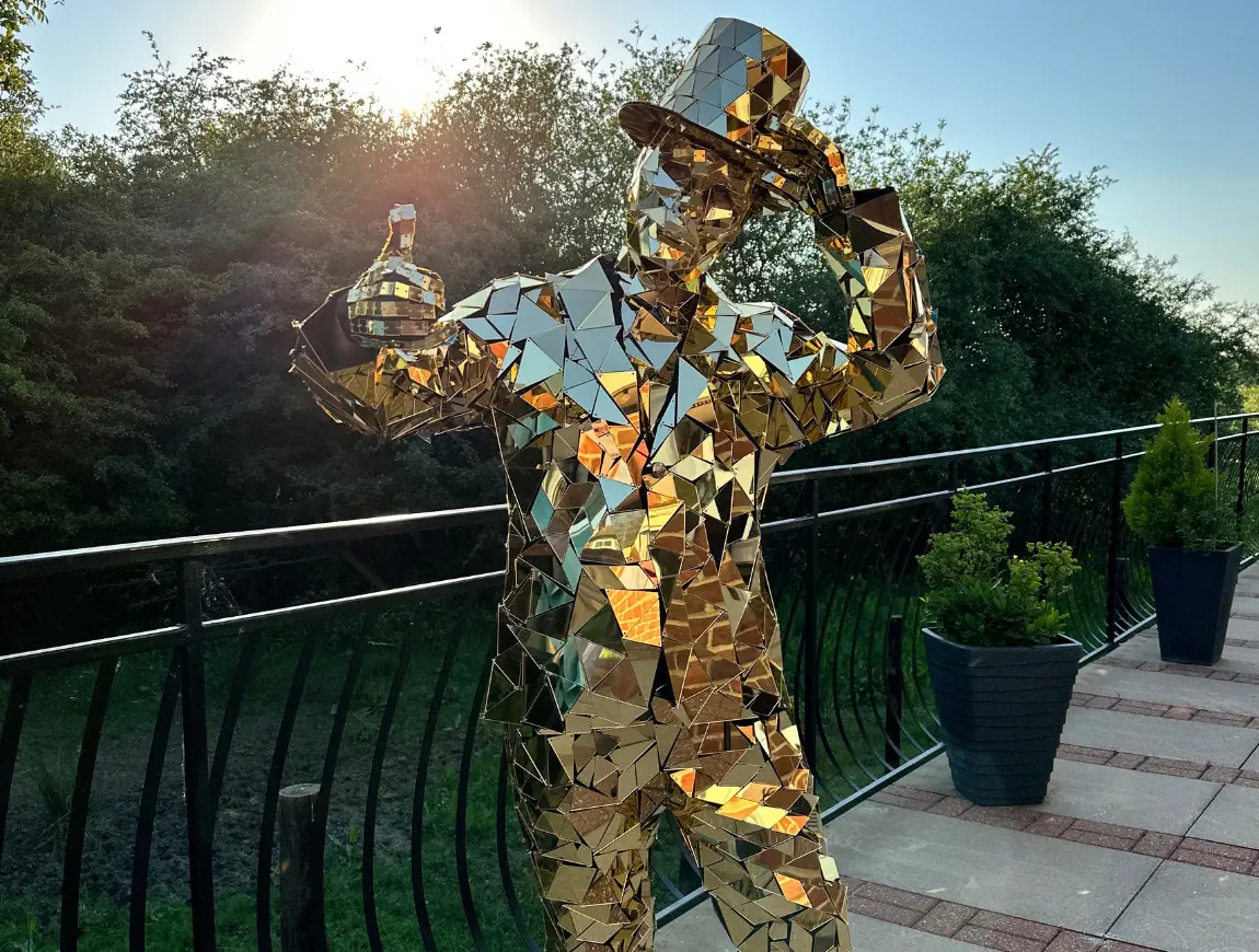 https://beentertained.premiumproductions.co.uk/wp-content/uploads/2026/01/Acts-Dancers-Mirror-Man-1.webp