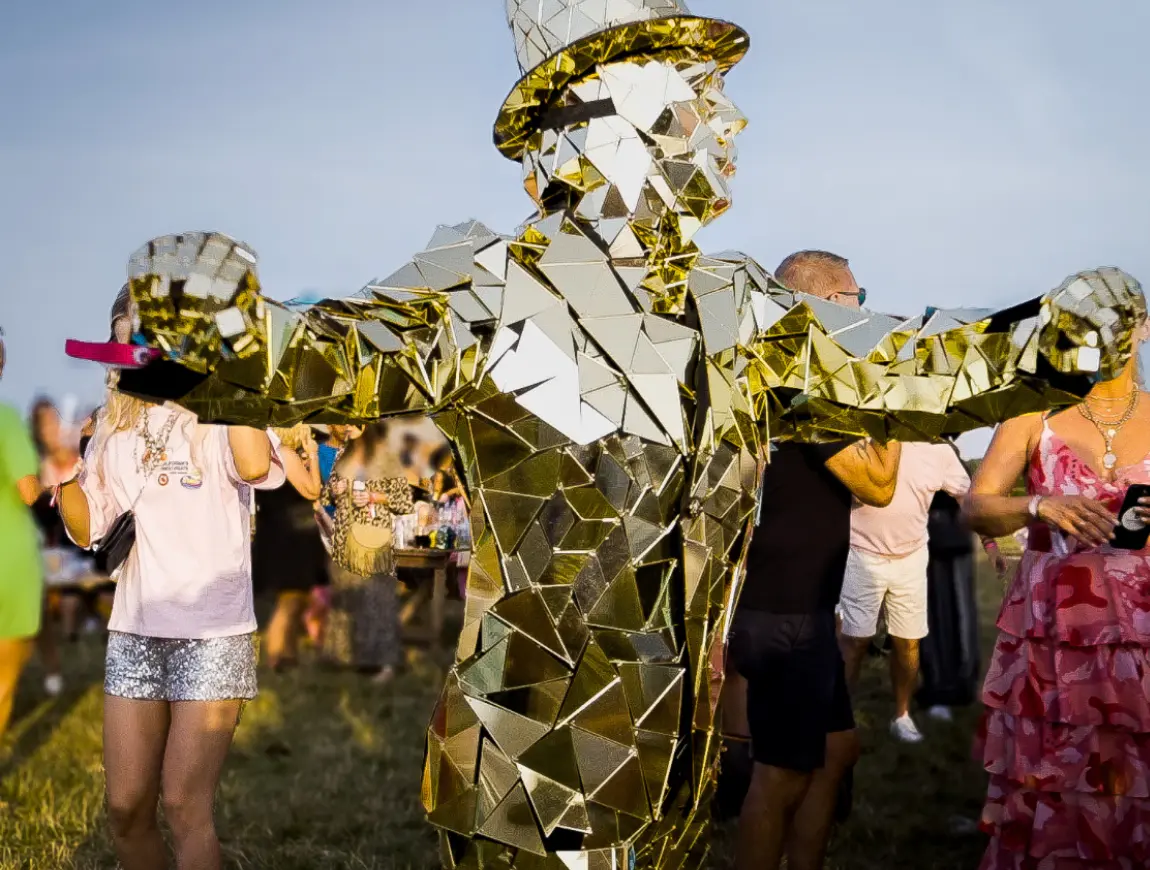 https://beentertained.premiumproductions.co.uk/wp-content/uploads/2026/01/Acts-Dancers-Mirror-Man-2.webp